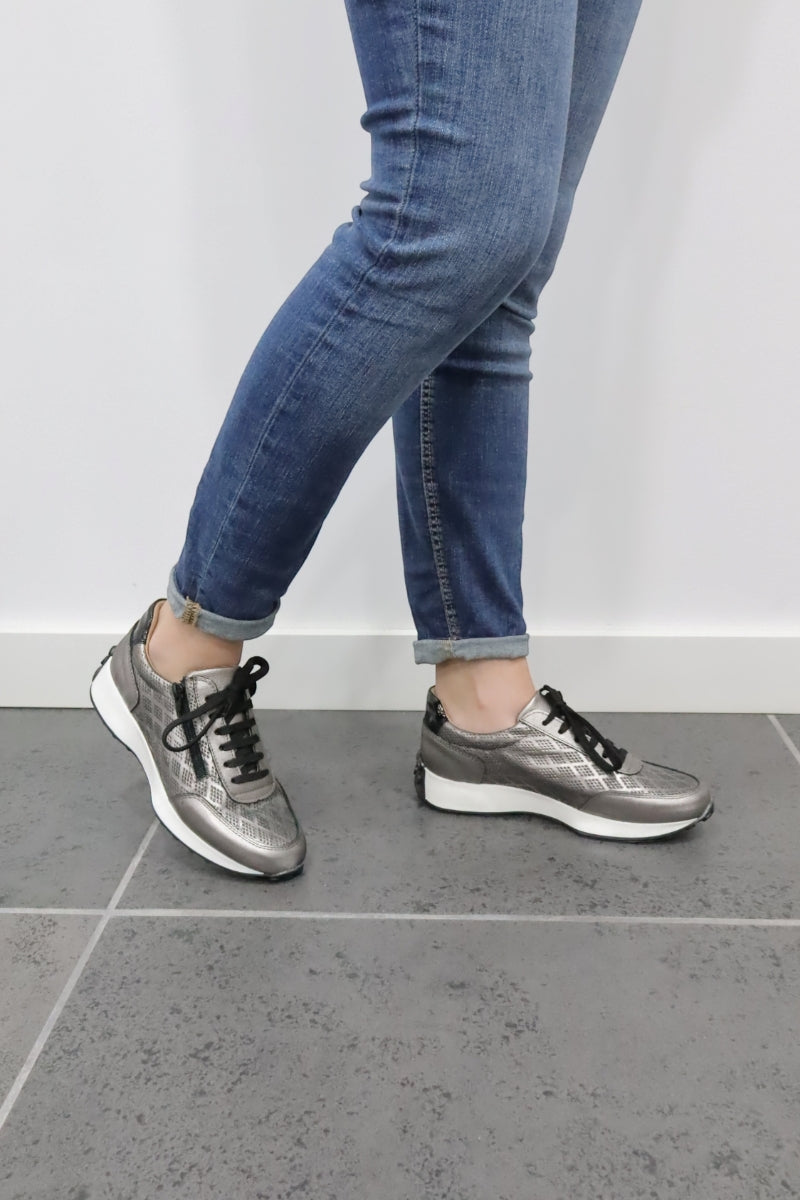 Ténis em Pele Metalizada Chumbo VAGOS 681MF