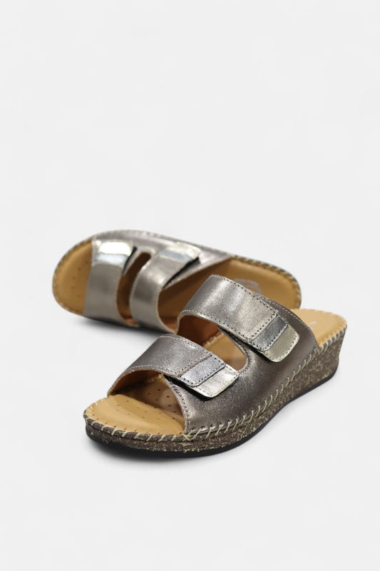 Chinelos bronze com duas tiras ajustáveis por velcro