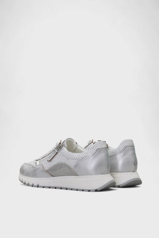 Modelo Loulé prata com fecho lateral e pele laminada elegante