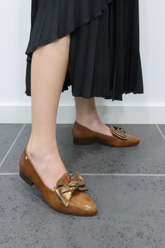 Sapatos em pele envernizada camel para mulher modelo Milão