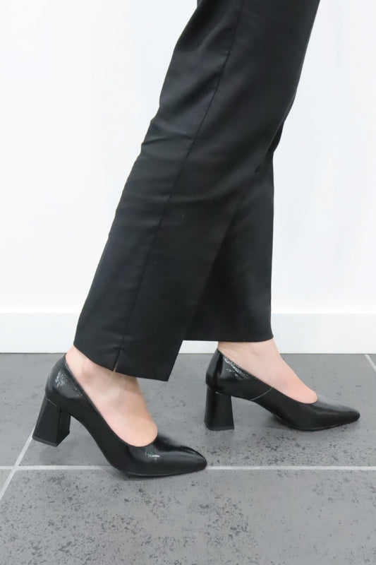 Sapatos salto alto verniz mulher Estoril preto em vista lateral elegante