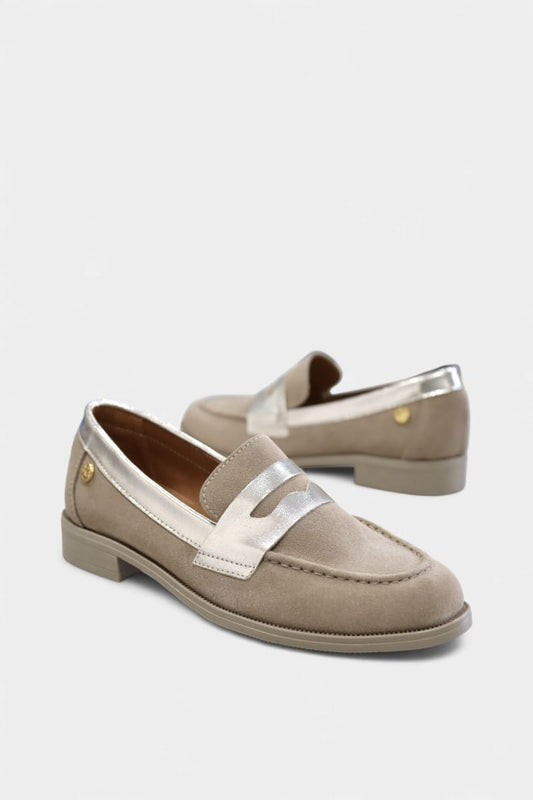 Sapatos mocassim femininos Daydoc Londres bege em camurça e pele metalizada