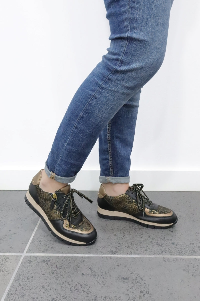 Sapatilhas de Mulher em Pele Preta com Tachas | Daydoc FARO 23422/032