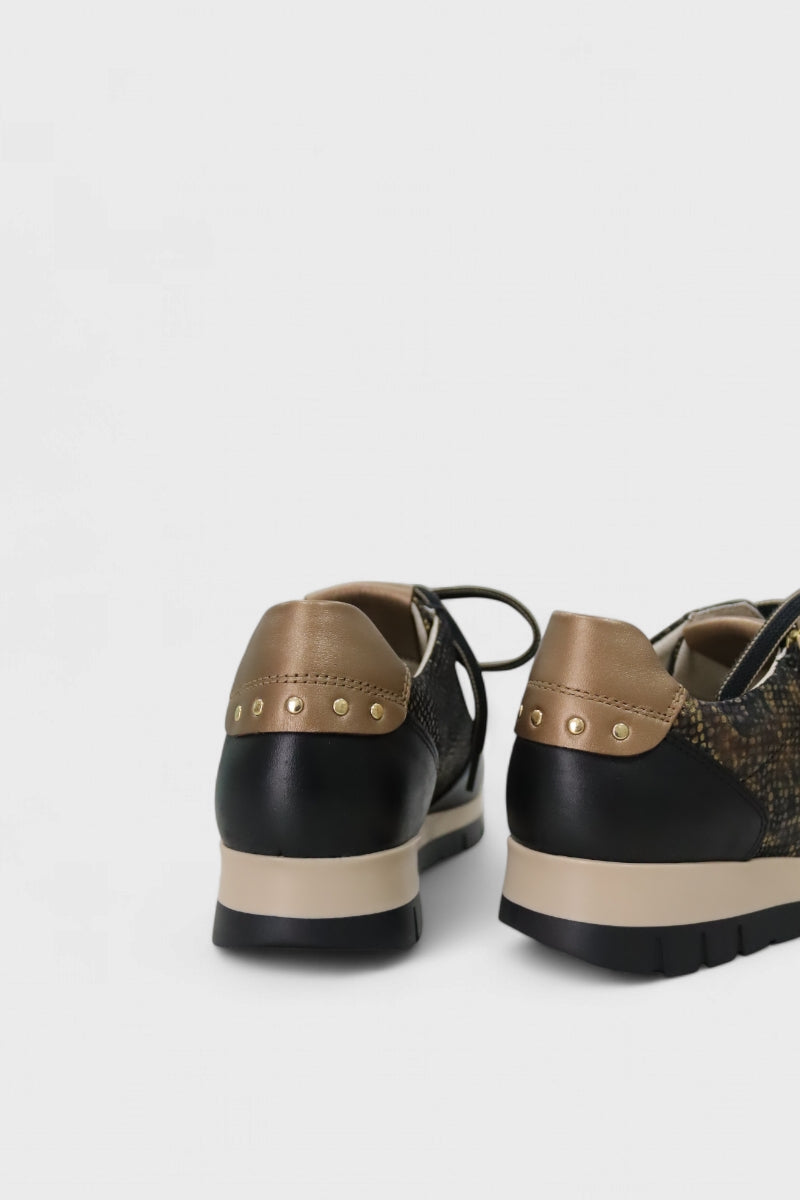 Sapatilhas de Mulher em Pele Preta com Tachas | Daydoc FARO 23422/032