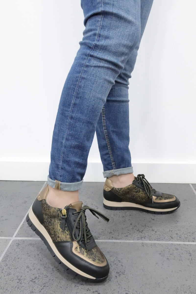 Sapatilhas de Mulher em Pele Preta com Tachas | Daydoc FARO 23422/032