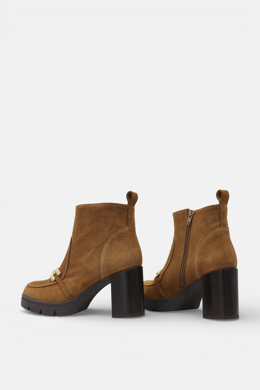 Bota Senhora Camurça Camel com Aplicação Dourada | Daydoc - 2436