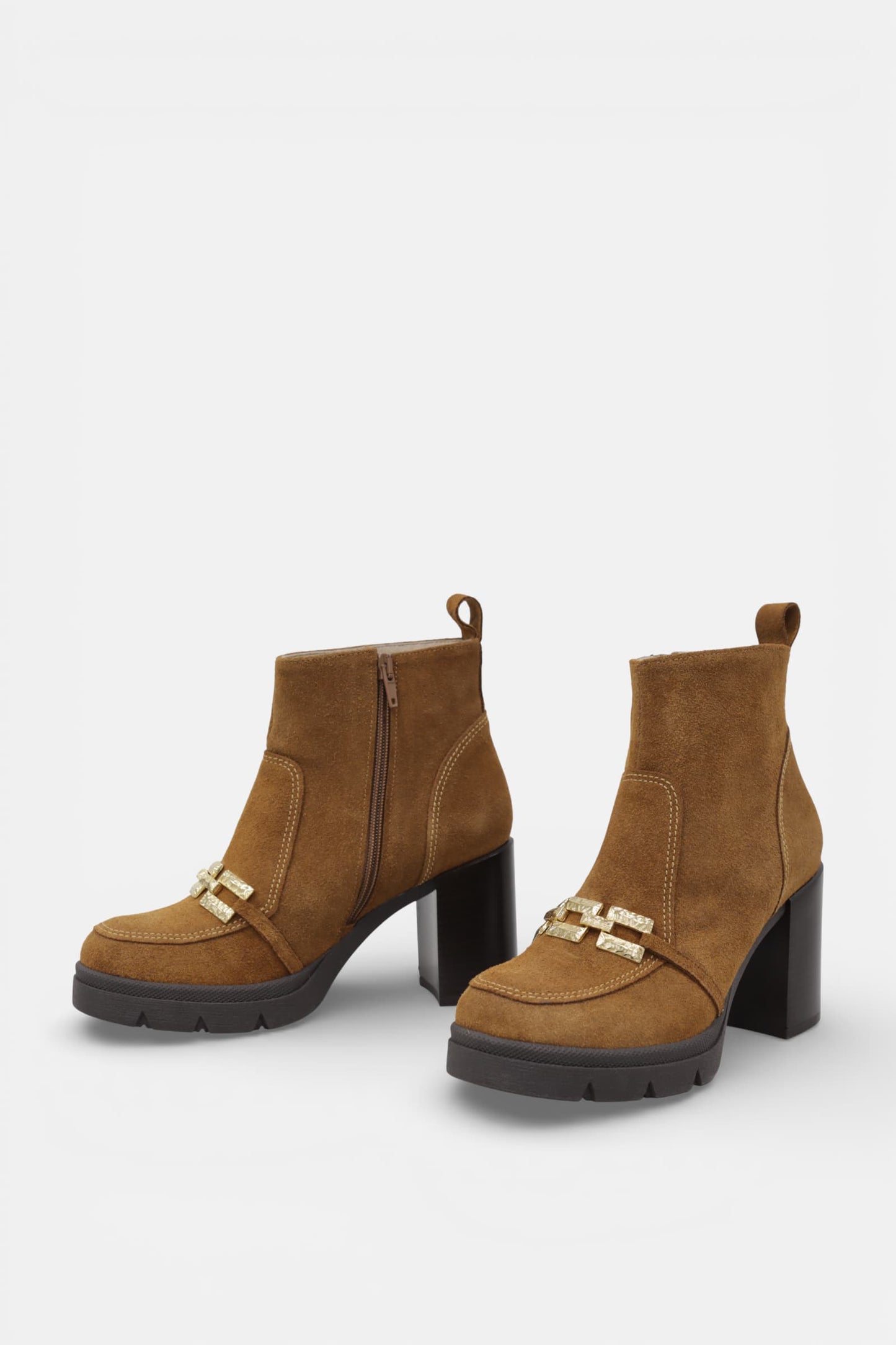 Bota Senhora Camurça Camel com Aplicação Dourada | Daydoc - 2436