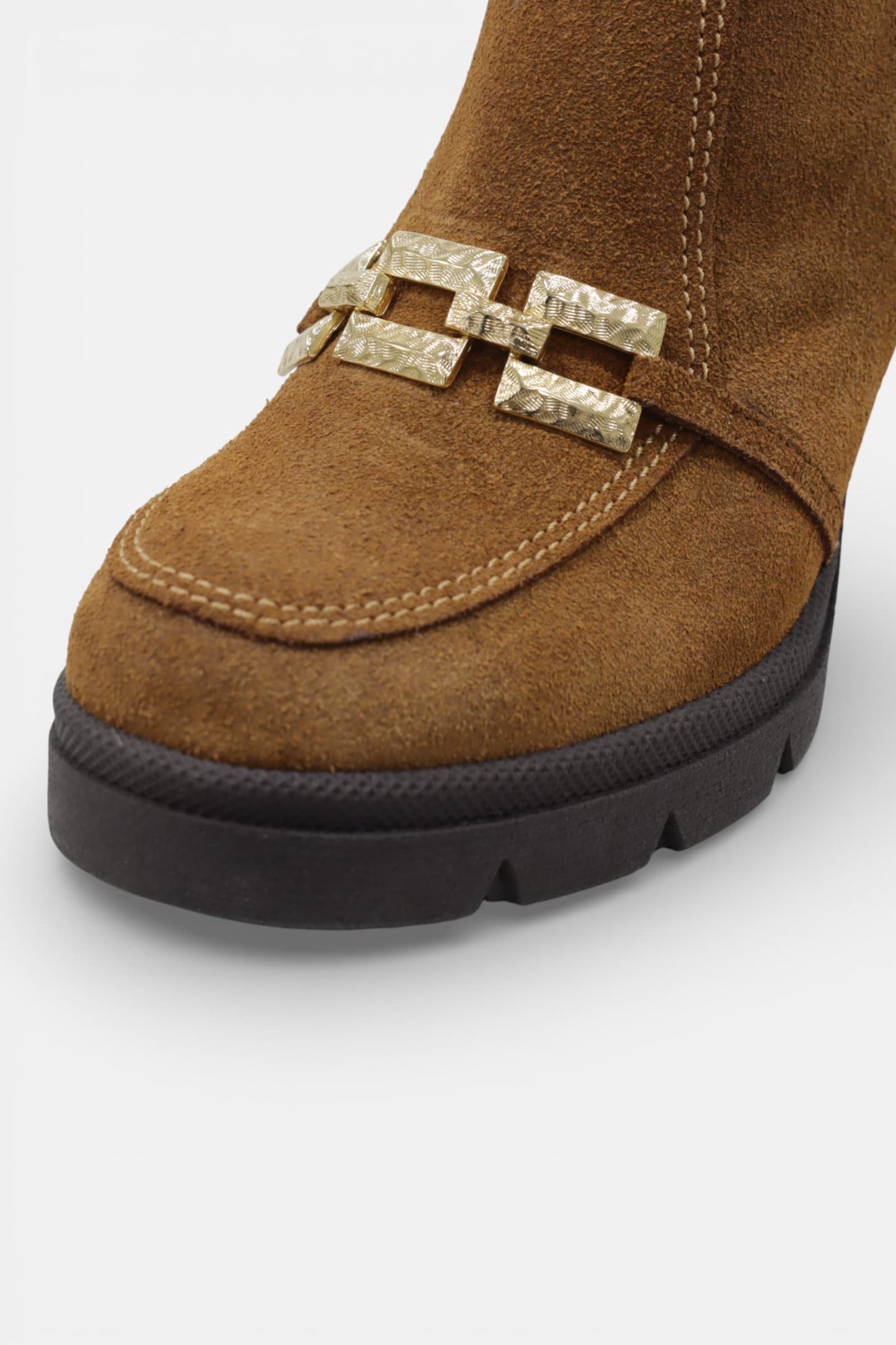 Bota Senhora Camurça Camel com Aplicação Dourada | Daydoc - 2436