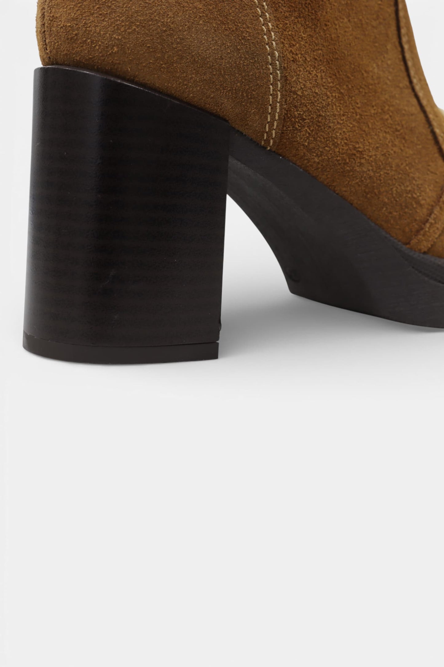 Bota Senhora Camurça Camel com Aplicação Dourada | Daydoc - 2436