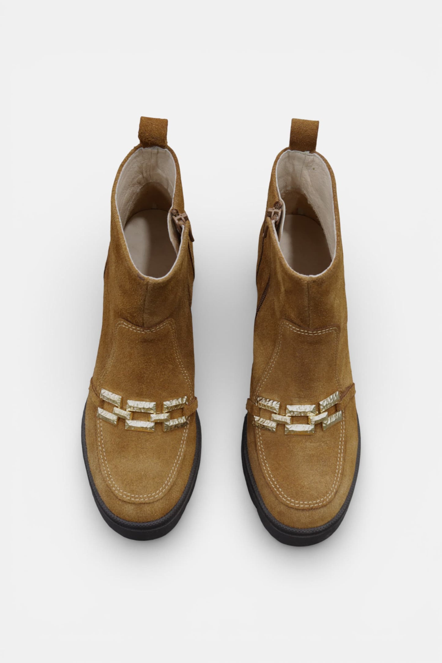 Bota Senhora Camurça Camel com Aplicação Dourada | Daydoc - 2436