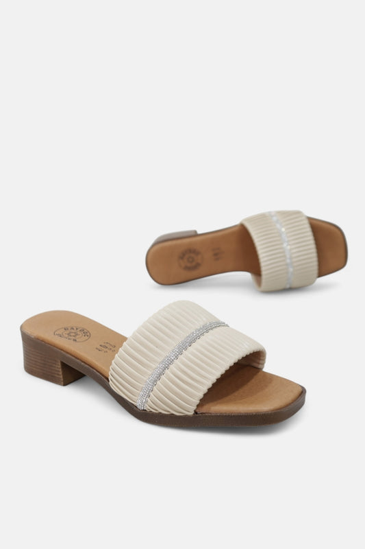 Chinelo bege para mulher com tira plissada e strass
