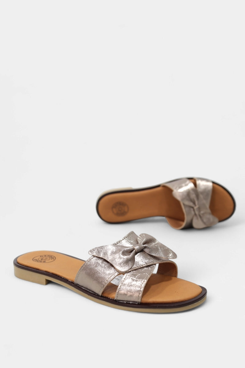 Chinelo bronze para mulher com tiras sobrepostas em laço