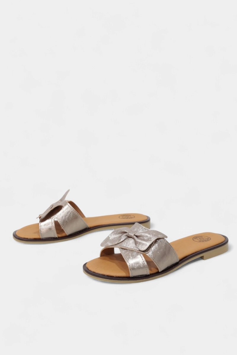 Chinelo em pele laminada bronze modelo Ancara
