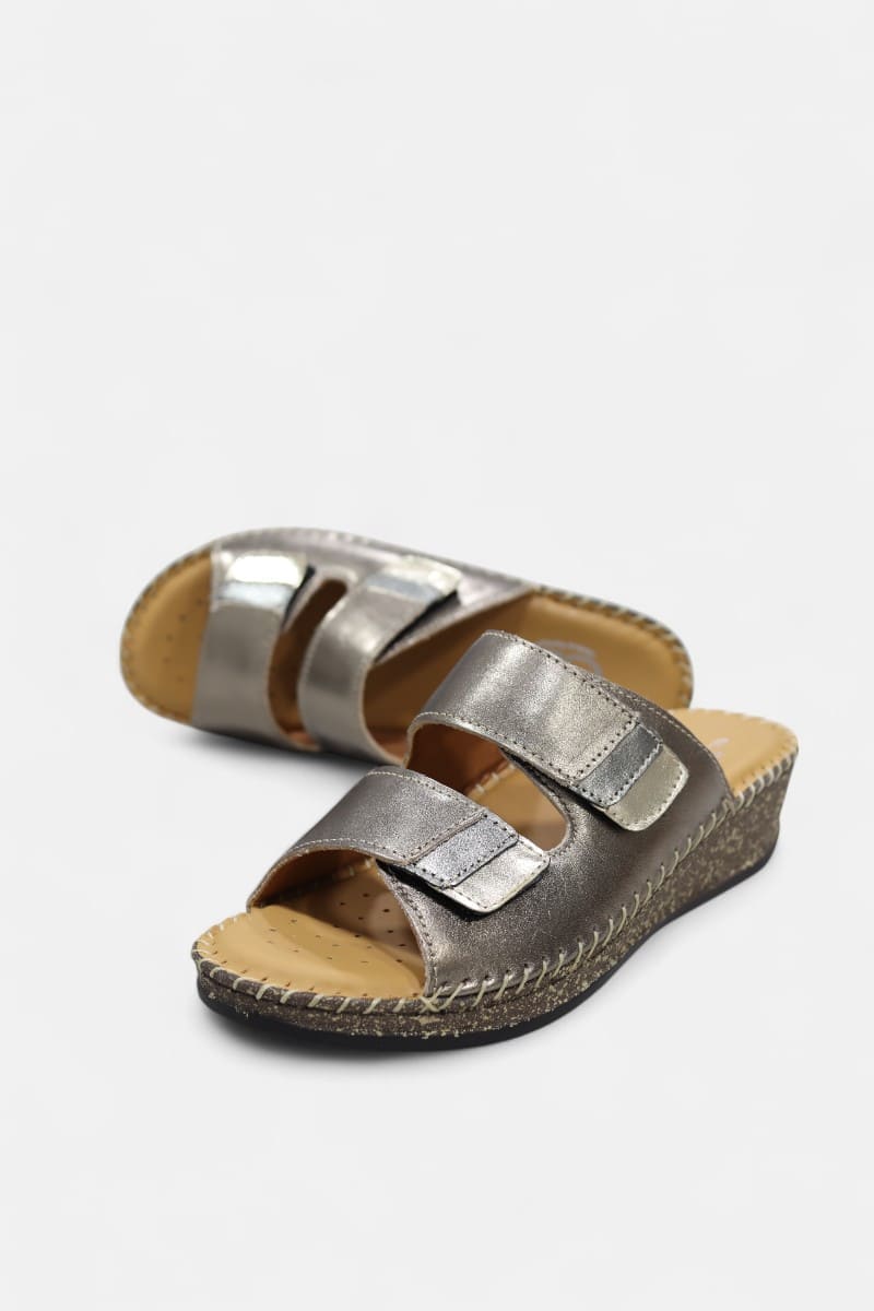 Chinelos bronze com duas tiras ajustáveis por velcro