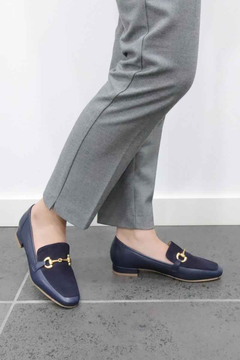 Detalhe frontal dos mocassins Roma azul marinho com aplicação metálica