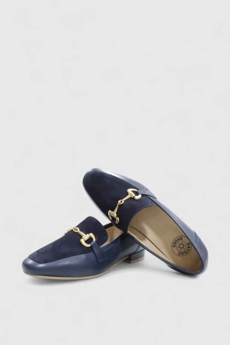 Vista lateral dos mocassins Roma azul marinho em pele genuína