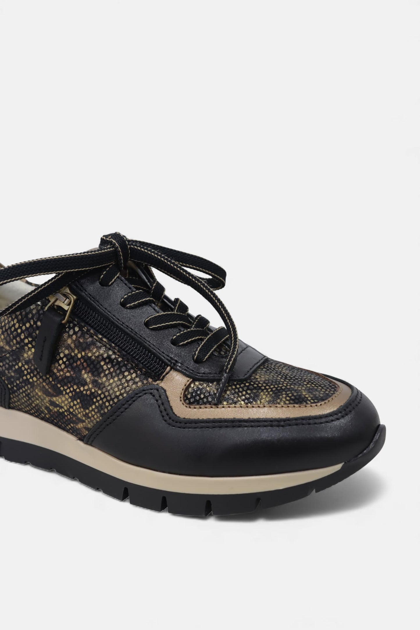 Sapatilhas de Mulher em Pele Preta com Tachas | Daydoc FARO 23422/032