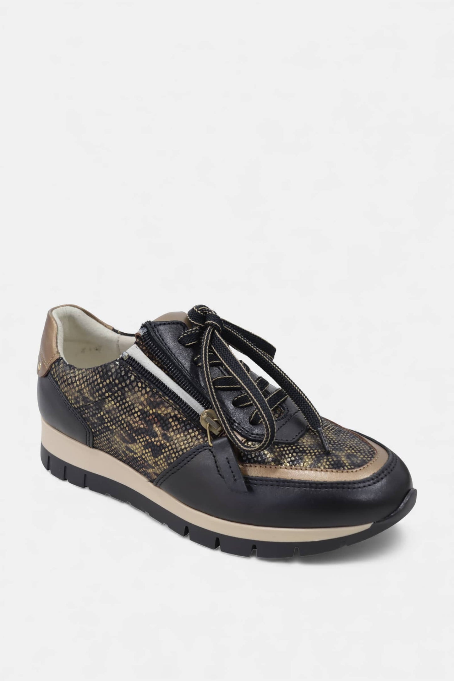 Sapatilhas de Mulher em Pele Preta com Tachas | Daydoc FARO 23422/032