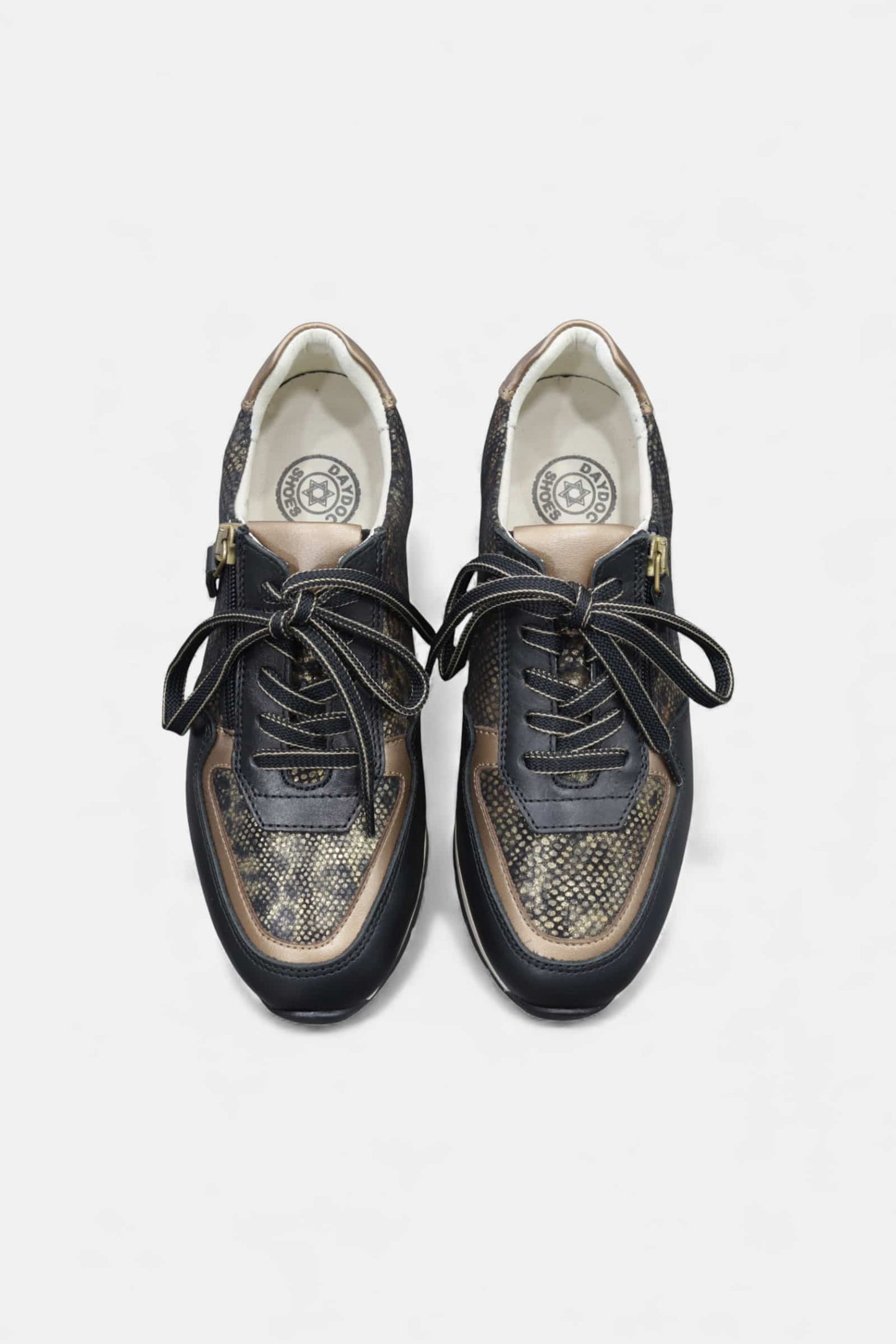 Sapatilhas de Mulher em Pele Preta com Tachas | Daydoc FARO 23422/032