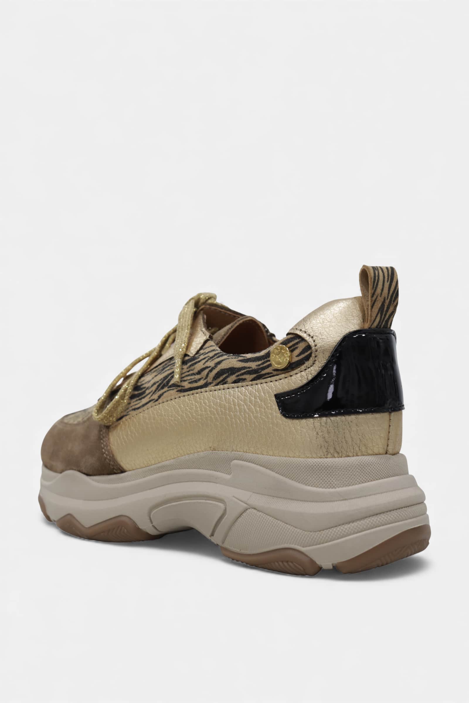 Sapatilhas bege Barcelona com mistura de materiais e sola grossa