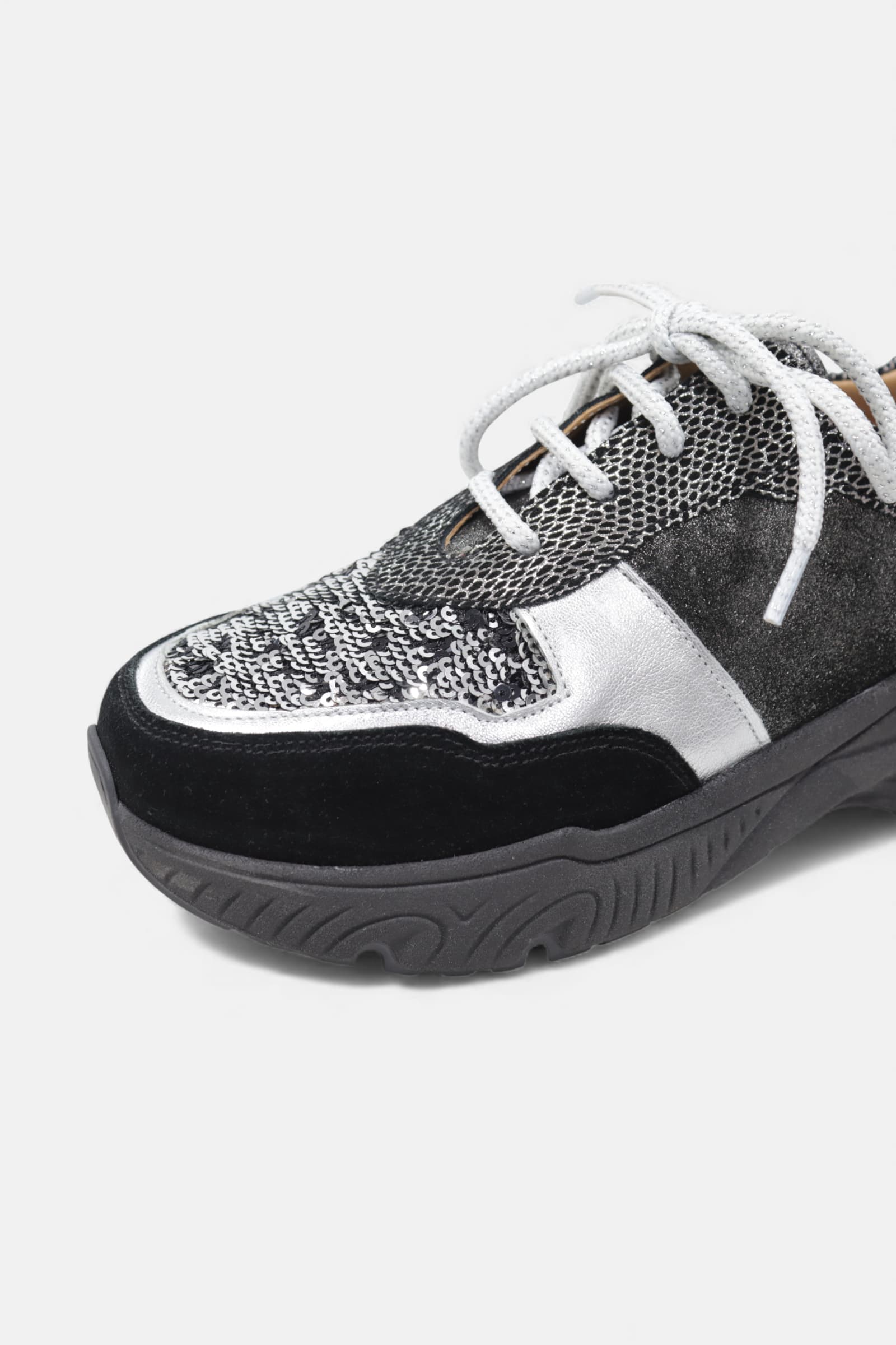 Modelo Lisboa preto com detalhes prateados e mistura de materiais