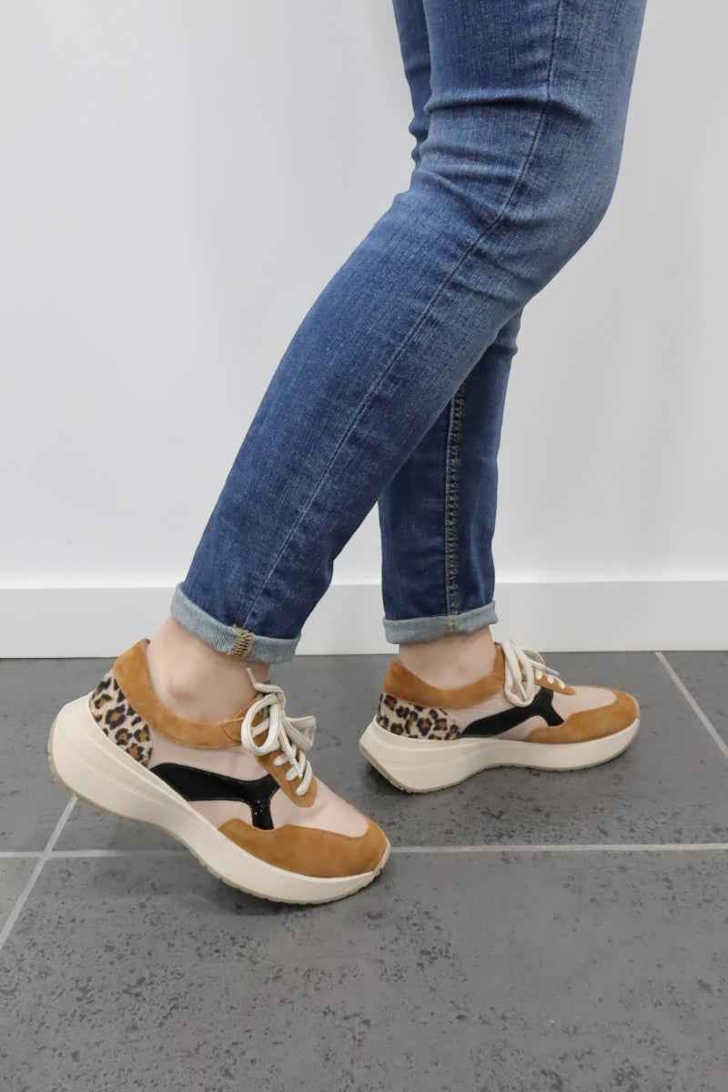 Sapatilhas Nazaré camel em pele macia com apontamentos em verniz preto