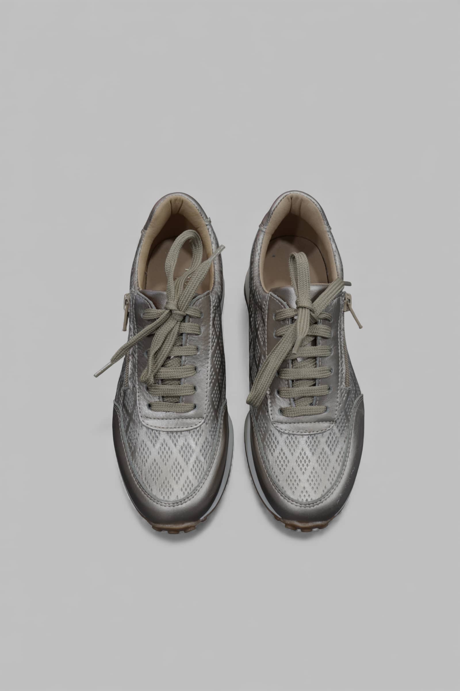 Modelo feminino Vagos em pele laminada bronze com detalhe geométrico