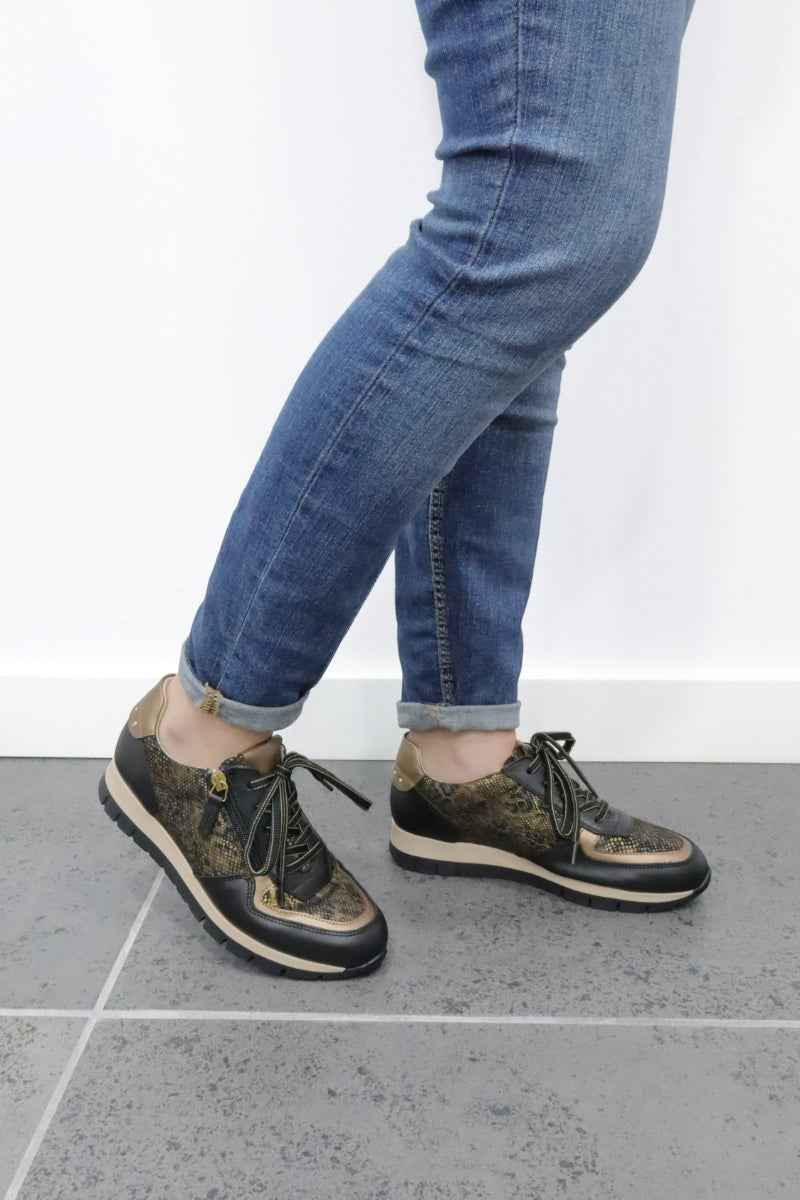 Modelo Faro preto com detalhes dourados e padrão serpente elegante