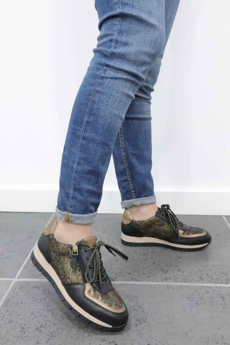 Sapatilhas Daydoc Faro preto com tachas douradas e pele laminada