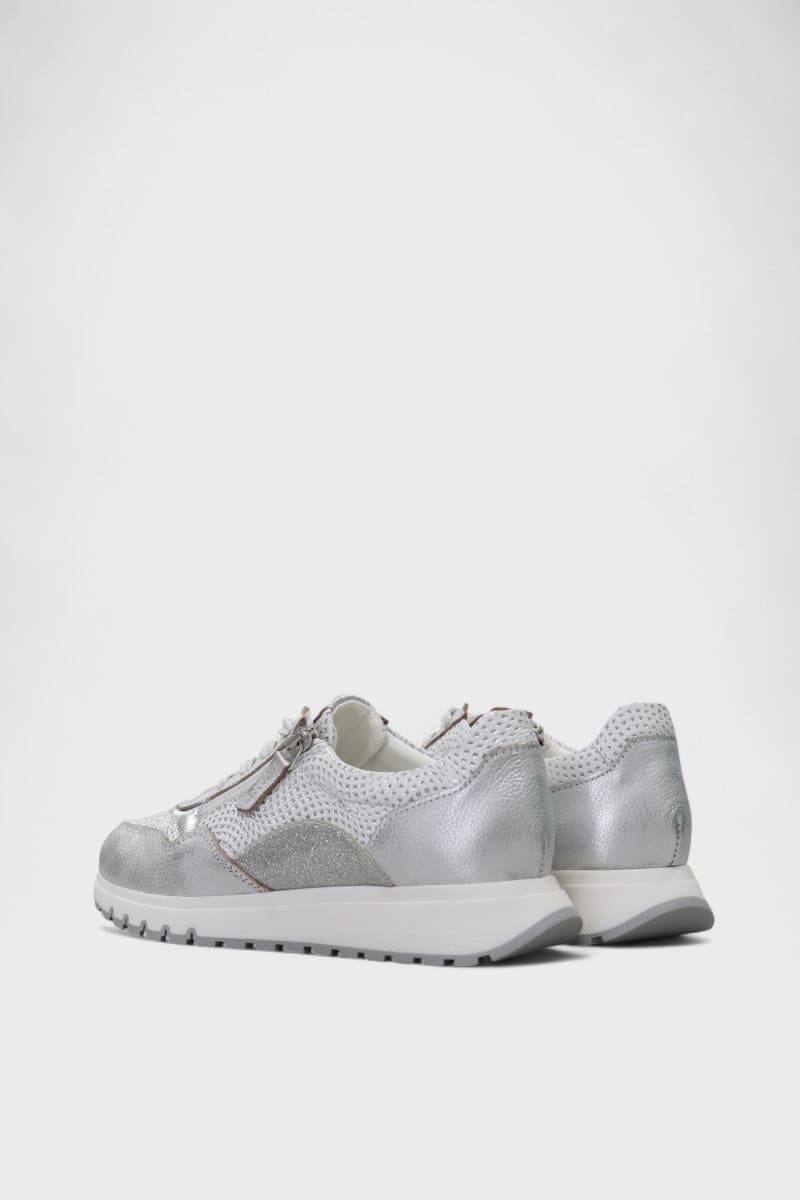 Modelo Loulé prata com fecho lateral e pele laminada elegante