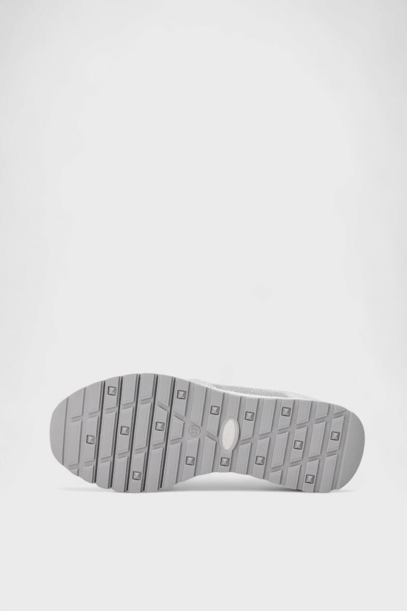 Sapatilhas femininas prateadas com texturas variadas e sola antiderrapante