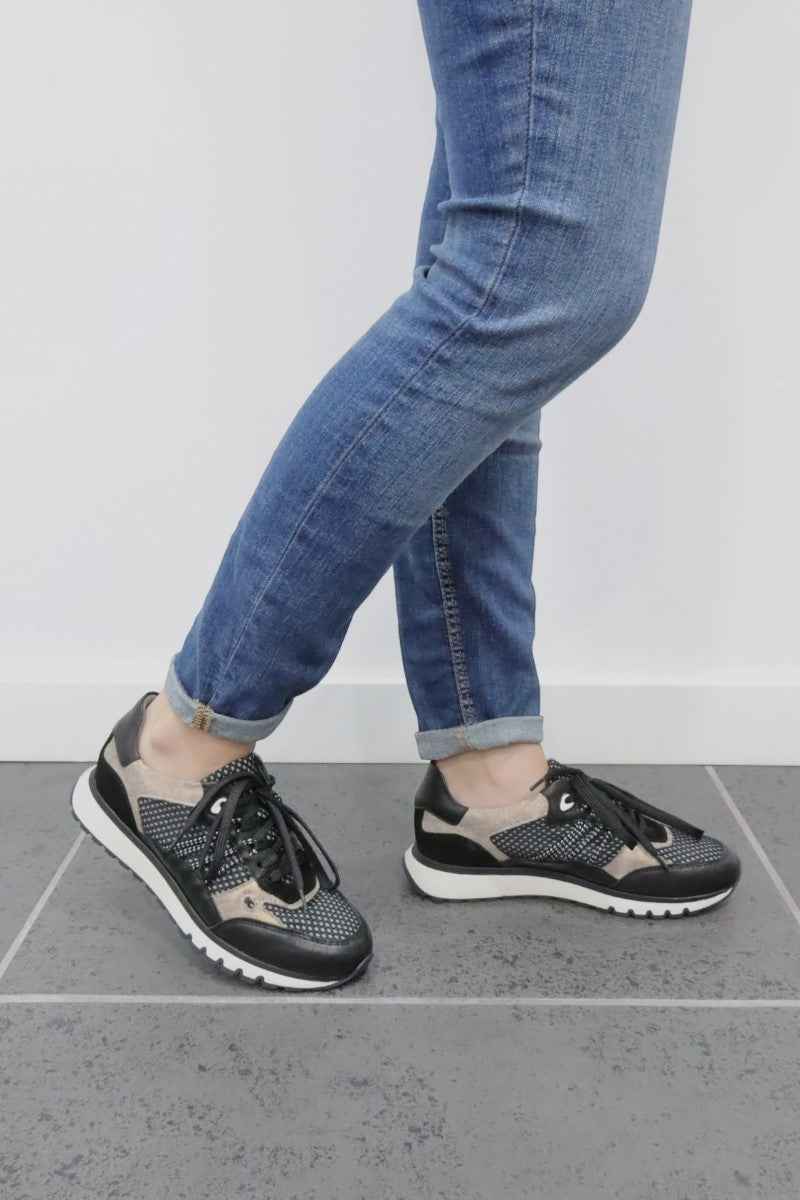 Sapatilhas femininas pretas com design casual chic moderno