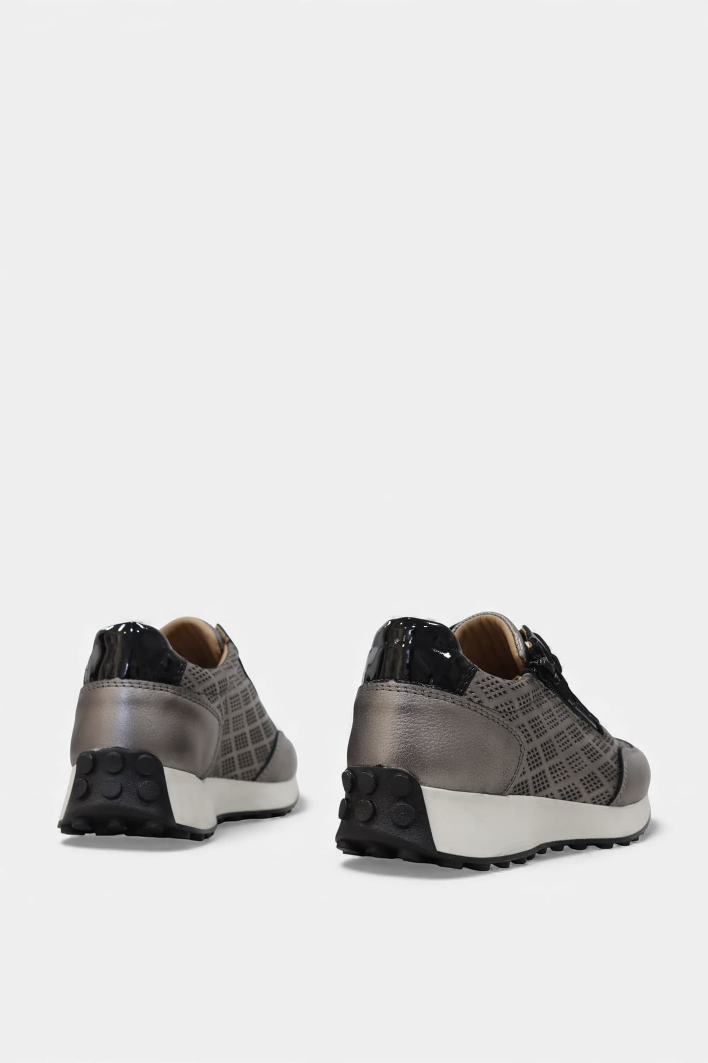 Ténis em Pele Metalizada Chumbo com Fecho |  Daydoc VAGOS 681MF