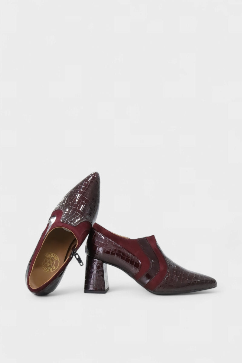 Detalhe lateral dos sapatos salto alto Funchal bordô com salto forrado