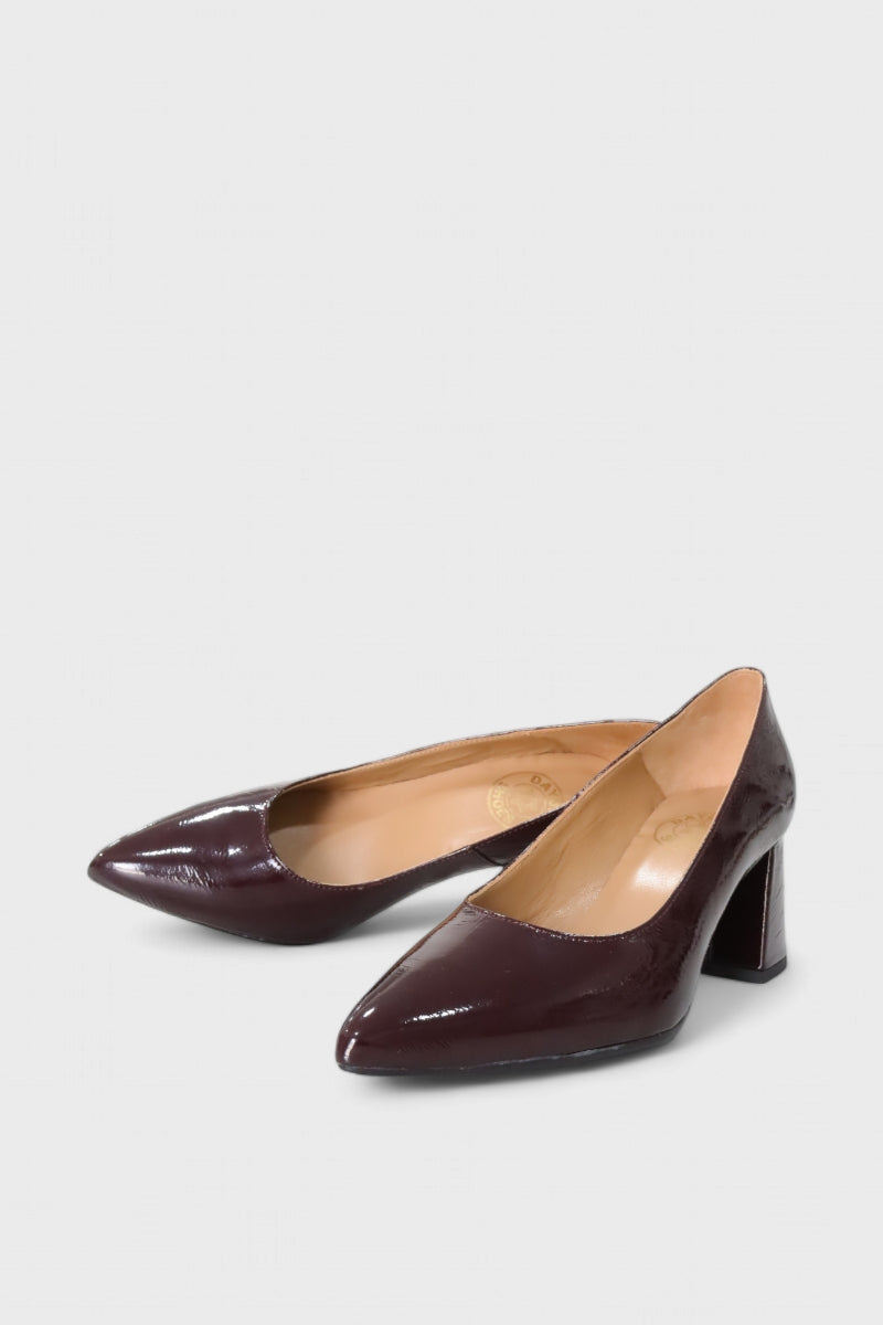 Vista frontal dos sapatos salto alto verniz Estoril bordô para mulher