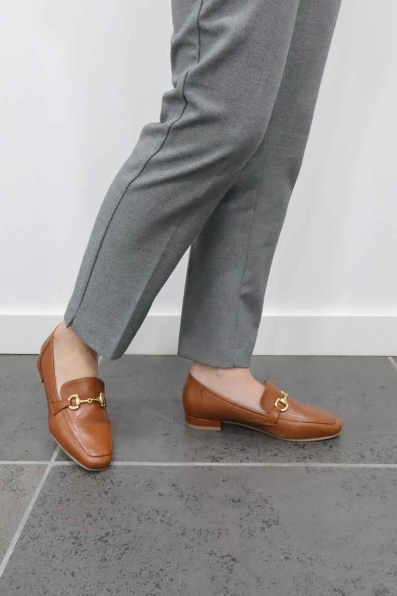 Vista lateral dos sapatos mocassim Daydoc Roma camel