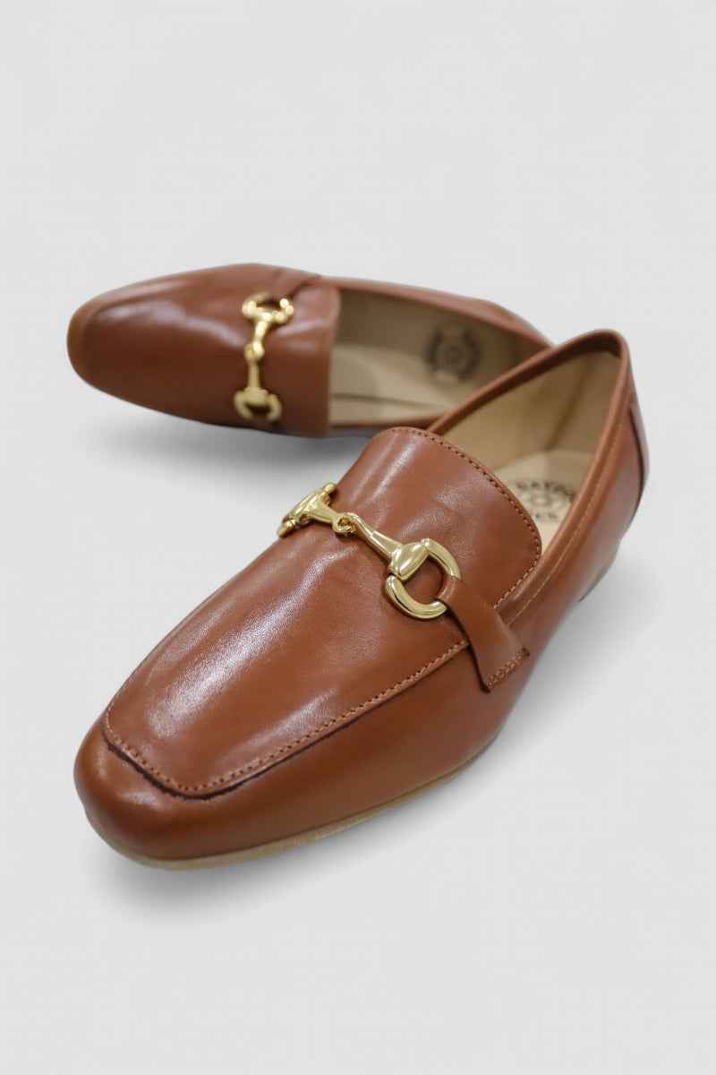 Detalhe frontal dos sapatos mocassim Roma camel em pele lisa