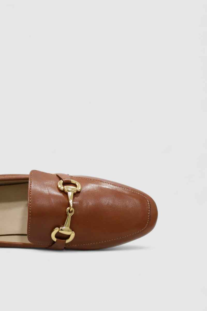 Sapatos mocassim de salto baixo em pele e camurça com detalhe metálico para mulher Daydoc Roma camel