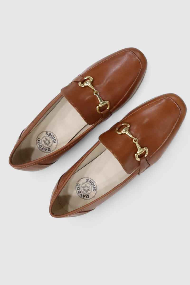 Sapatos mocassim de salto baixo em pele e camurça com detalhe metálico para mulher Daydoc Roma camel