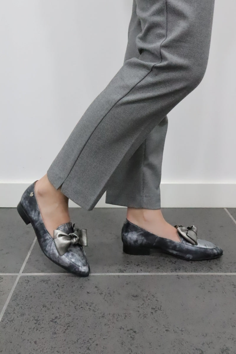 Sapatos salto baixo verniz mulher Milão cinza com laço elegante