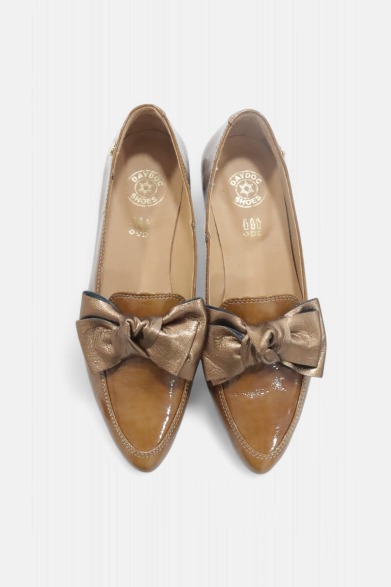 Detalhe do design clássico dos sapatos camel Daydoc Milão