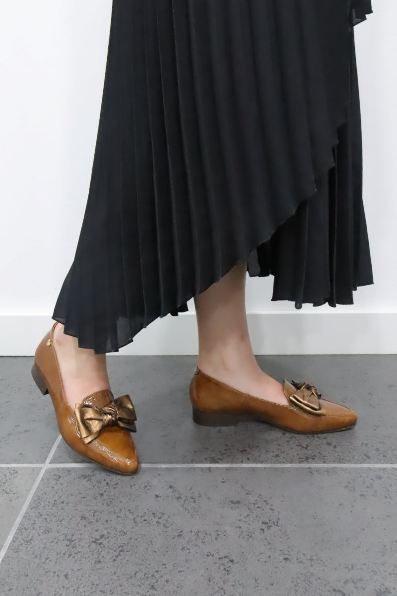 Sapatos de salto baixo clássicos em pele envernizada para mulher Daydoc Milão camel