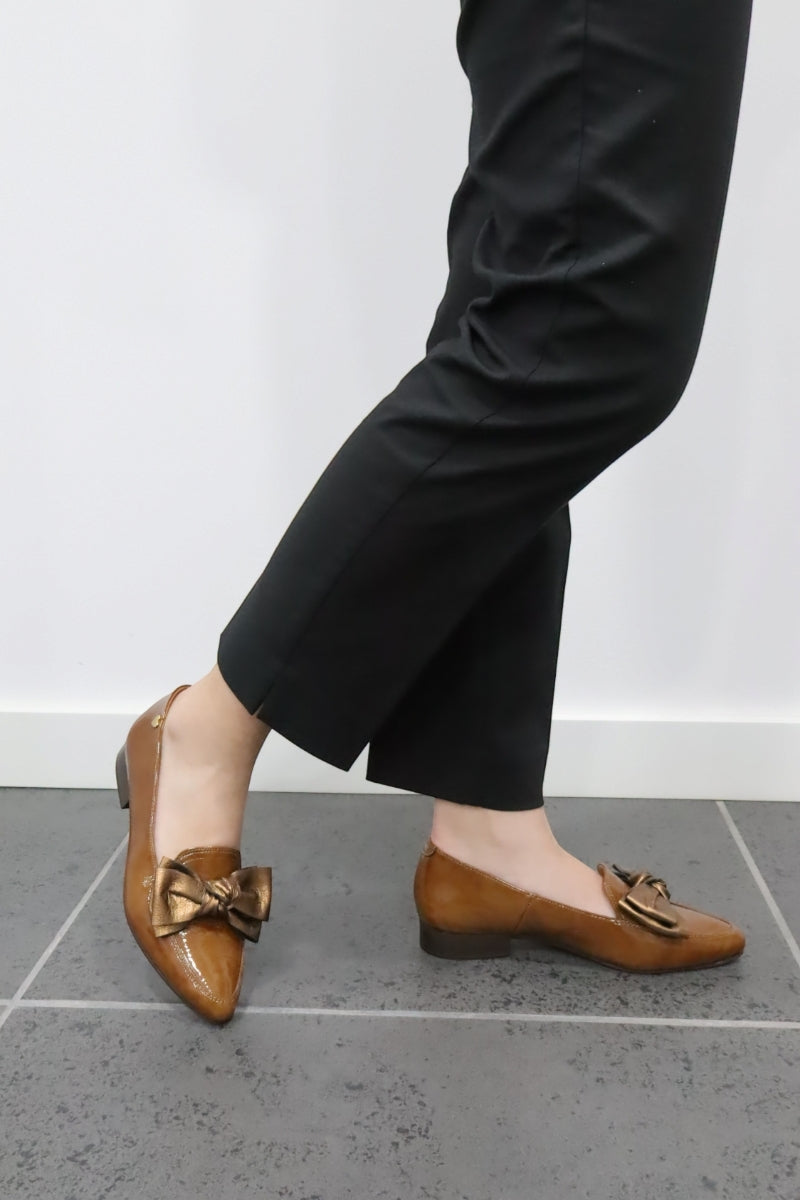 Sapatos de salto baixo clássicos em pele envernizada para mulher Daydoc Milão camel