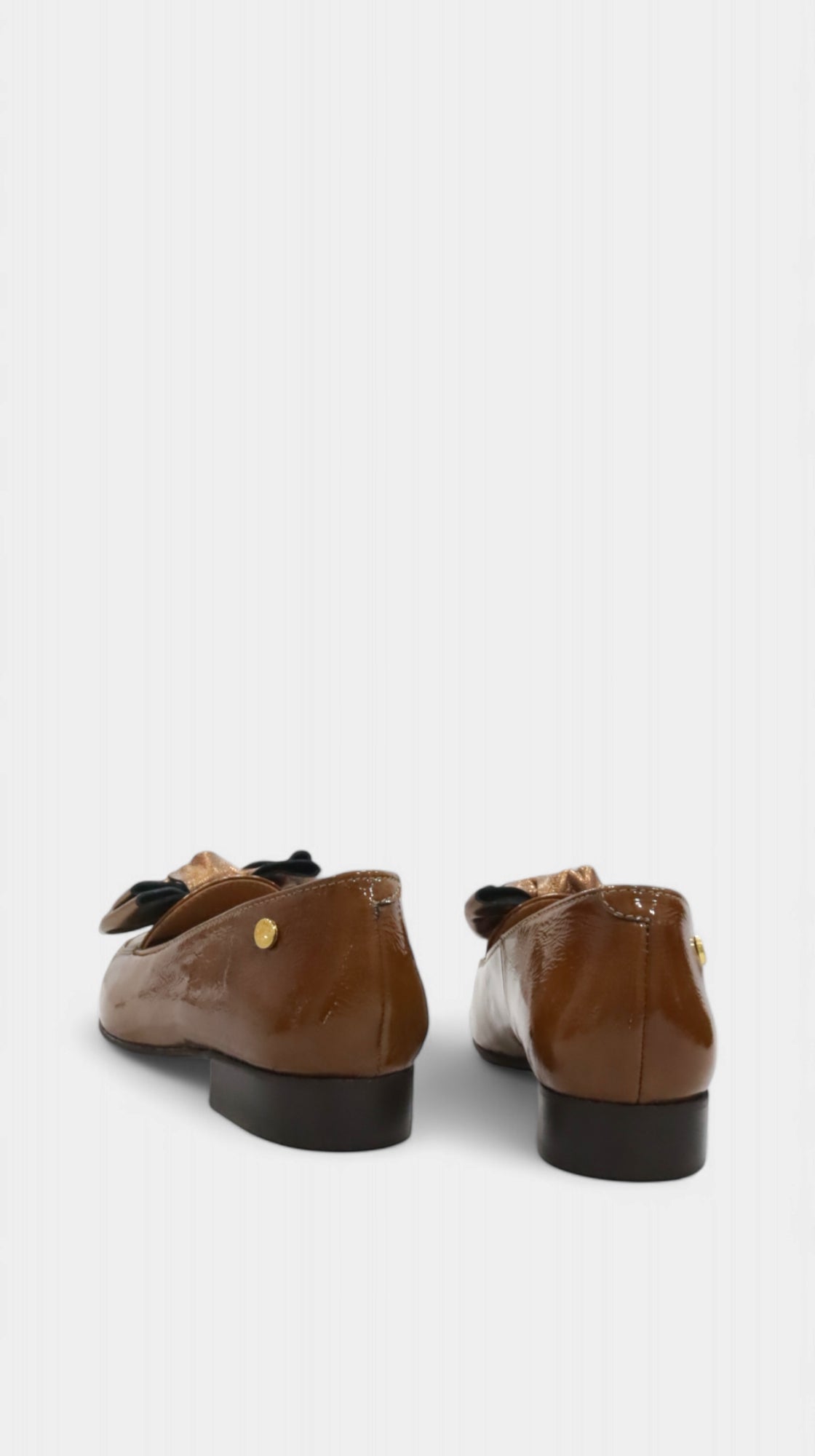 Sapatos de salto baixo clássicos em pele envernizada para mulher Daydoc Milão camel