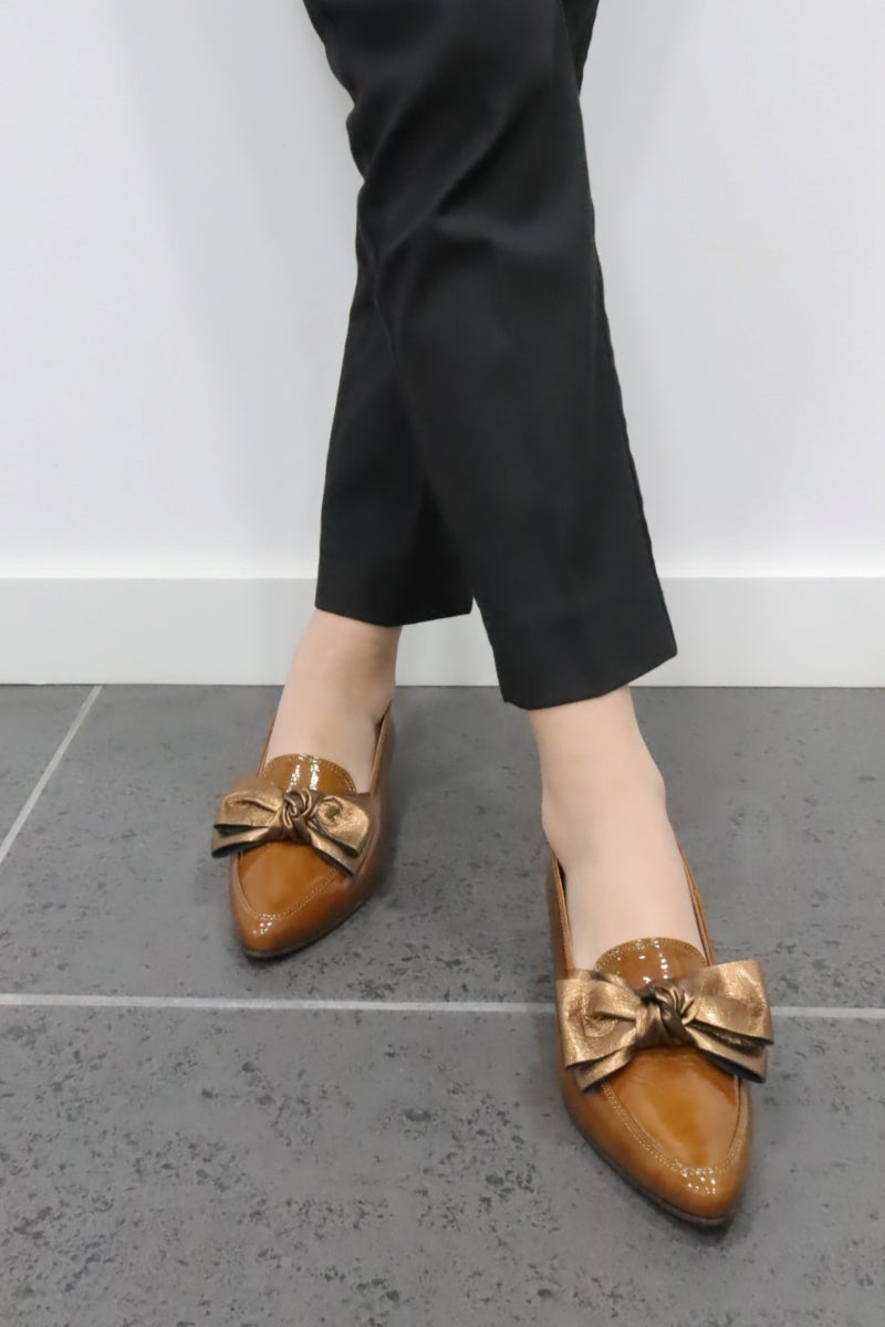 Sapatos de salto baixo clássicos em pele envernizada para mulher Daydoc Milão camel