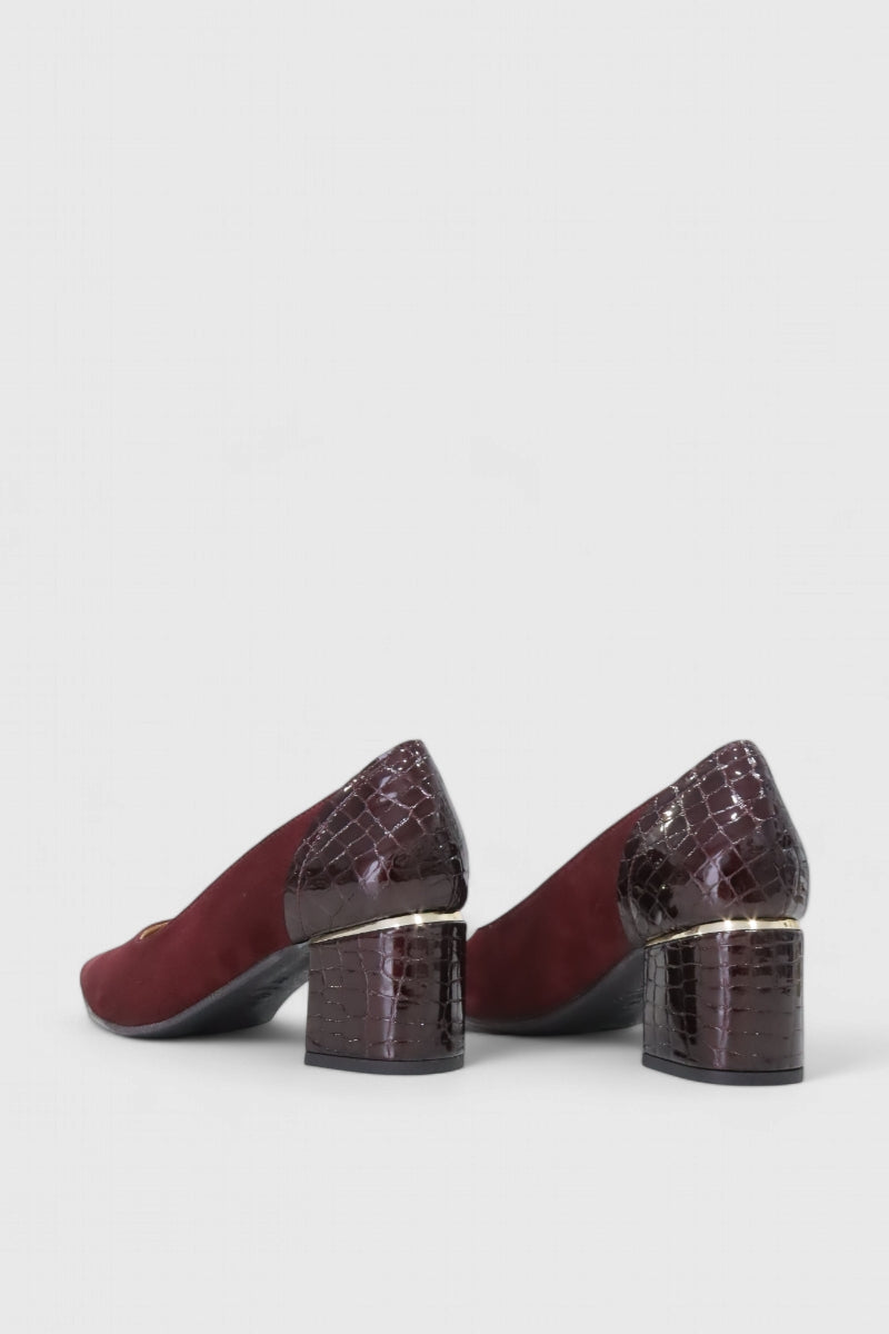Detalhe do tacão em verniz croco dos sapatos Cascais bordô