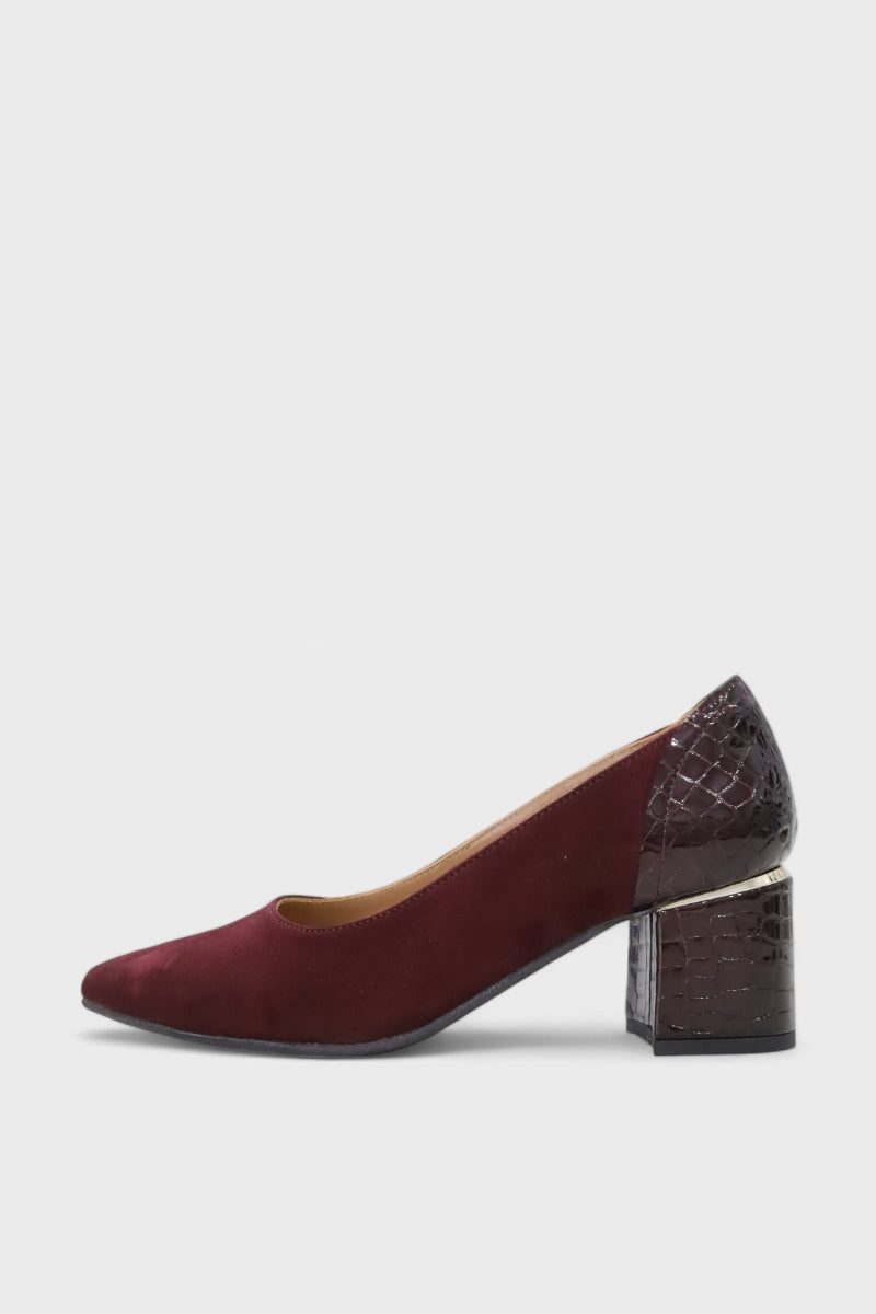 Vista lateral dos sapatos Cascais em camurça bordô para mulher