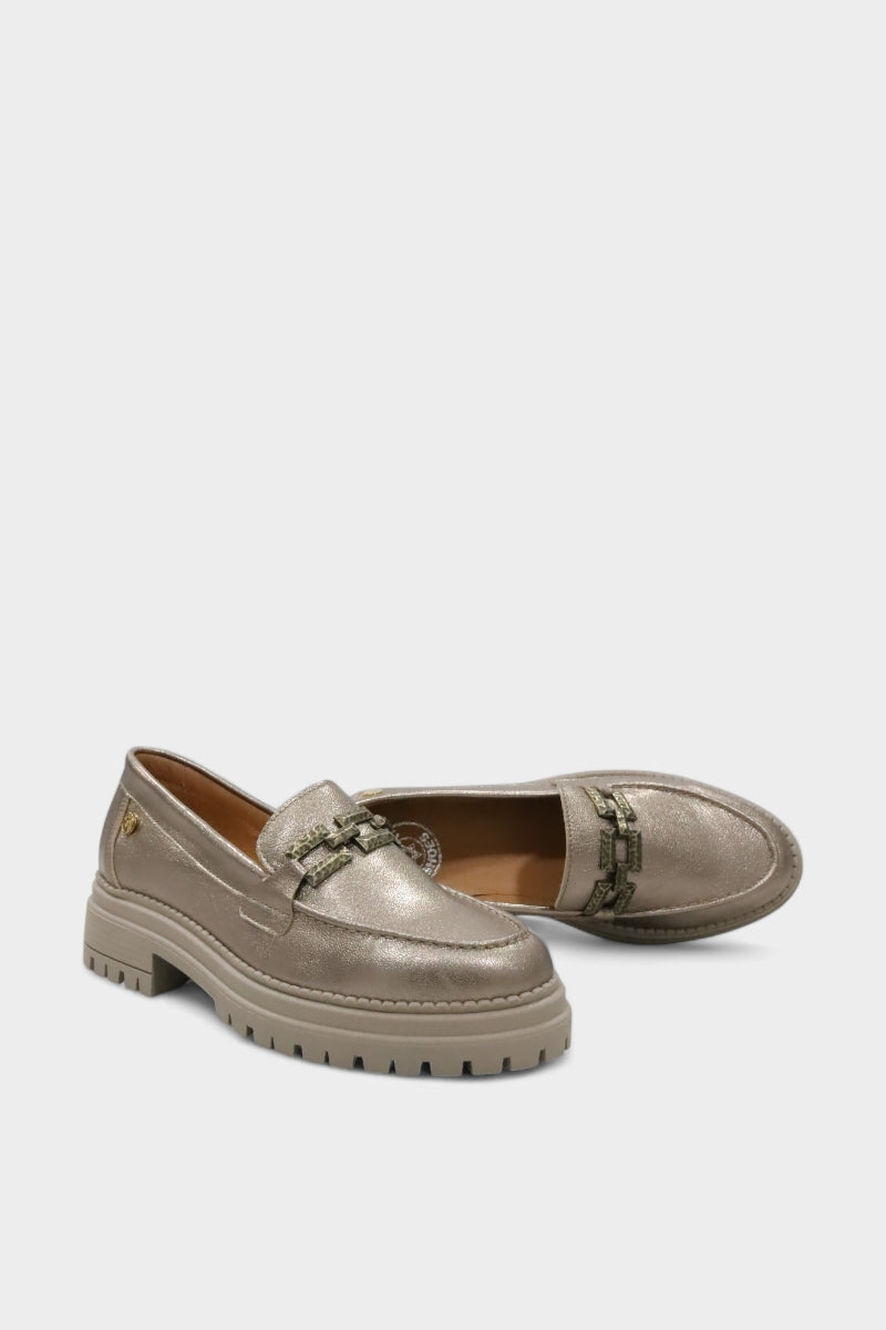 Detalhe da sola chunky do mocassim Niterói bronze em pele metalizada