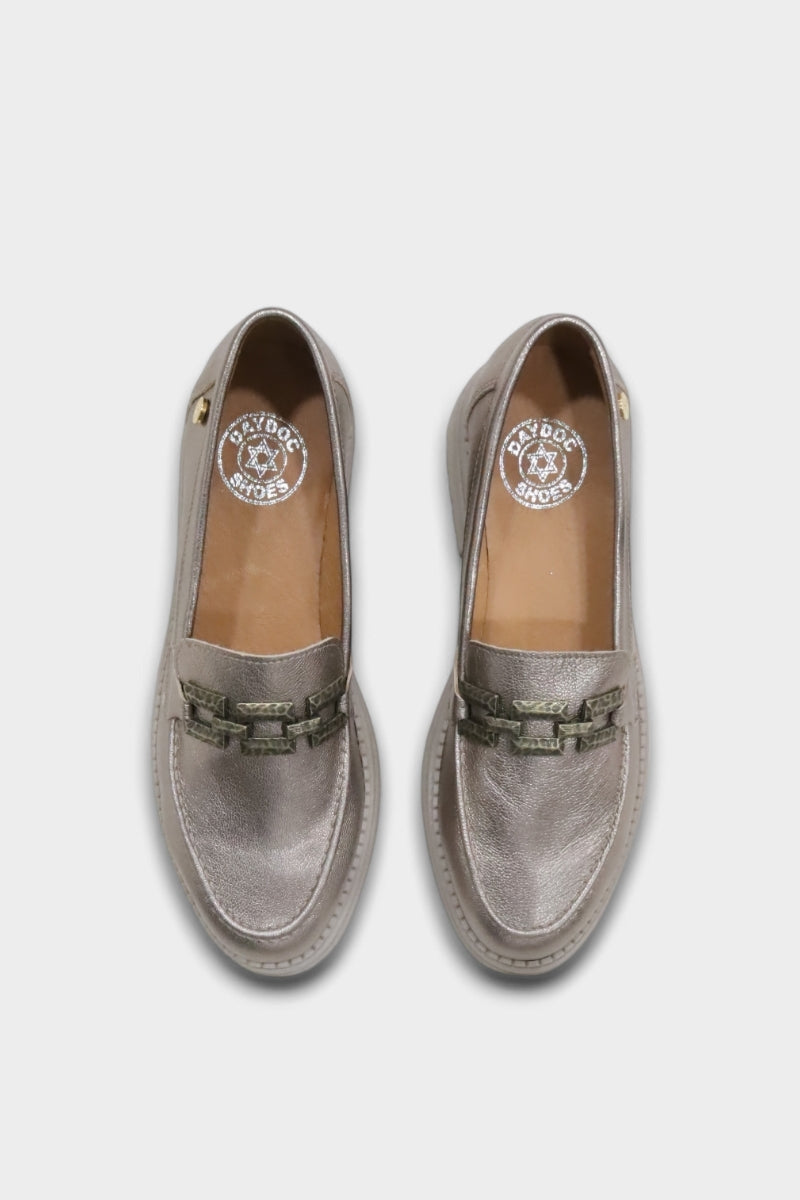 Sapatos mocassim de sola chunky em pele metalizada para mulher Daydoc Niterói bronze