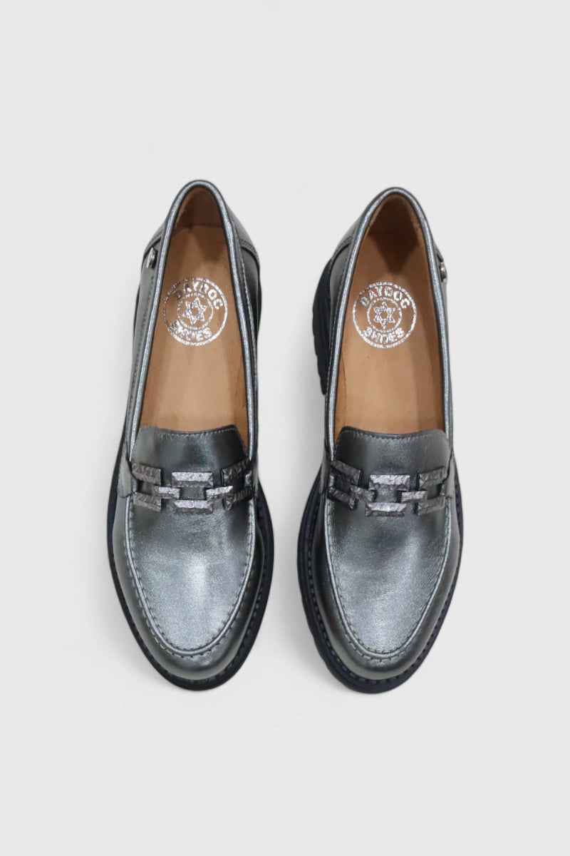 Sapatos mocassim de sola chunky em pele metalizada para mulher Daydoc Niterói chumbo